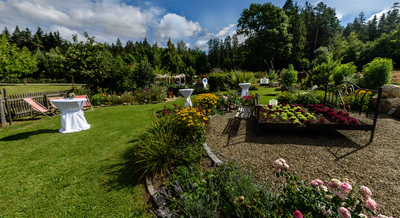 Stehtische im Garten